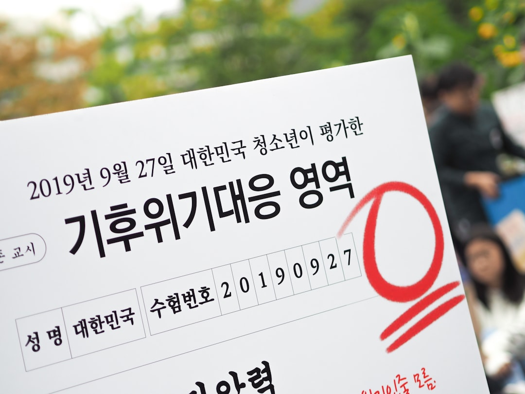 의학정보 > 강좌”></figure>
<h3>2. 여드름 단계별 구분법 — 이것부터 알아야 합니다</h3>
<p>여드름을 제대로 처리하려면 먼저 정확한 구분이 필요합니다. 나이와 계절에 상관없이 발생하는 여드름은 크게 4단계로 나뉩니다:</p>
<ul>
<li><strong>좁쌀여드름(코메도)</strong>: 모공에 각질과 피지가 막힌 초기 단계</li>
<li><strong>블랙헤드</strong>: 모공 입구가 열려 산화된 상태</li>
<li><strong>붉은 여드름(염증성)</strong>: 피지선 내 세균 번식으로 인한 염증 발생</li>
<li><strong>화농성/결절성 여드름</strong>: 고름이 피부 깊숙이 침투한 심한 단계</li>
</ul>
<p>각 단계별로 압출 방법과 주의사항이 완전히 다르므로, 무작정 짜기 전에 반드시 구분해야 합니다.</p>
<h3>3. 초기 여드름 압출법 — 좁쌀여드름과 블랙헤드</h3>
<p><strong>준비물:</strong> 압출기(코메도 추출기), 면봉, 스팀타올, 수렴토너</p>
<p><strong>압출 과정:</strong></p>
<ol>
<li>스팀타올을 5분간 대어 모공을 충분히 열어줍니다</li>
<li>소독한 압출기로 살살 눌러 내용물을 제거합니다</li>
<li>면봉으로 남은 찌꺼기를 닦아냅니다</li>
<li>수렴토너로 모공을 즉시 축소시킵니다</li>
</ol>
<p><strong>주의사항:</strong> 손톱으로 절대 짜지 마세요. 세균 감염과 색소침착의 주원인입니다.</p>
<h3>4. 염증성 여드름 처리법 — 붉은 여드름의 올바른 대처</h3>
<p>붉은 여드름은 이미 세균 감염이 진행된 상태입니다. 이때 가장 중요한 원칙이 있습니다:</p>
<p><strong>🚨 곪기 전에는 절대 짜지 마세요!</strong></p>
<p>염증이 진행 중인 붉은 여드름을 무리하게 짜면:</p>
<ul>
<li>염증이 더 깊숙이 퍼집니다</li>
<li>주변 조직까지 손상시킵니다</li>
<li>영구적인 흉터가 남을 확률이 급증합니다</li>
</ul>
<p><strong>올바른 대처법:</strong></p>
<ul>
<li>두꺼운 화장 피하기</li>
<li>항염 성분(살리실산, 벤조일퍼옥사이드) 제품 사용</li>
<li>하얗게 곪을 때까지 기다리기</li>
</ul>
<h3>5. 화농성 여드름 압출 — 타이밍과 방법이 핵심</h3>
<p>화농성 여드름은 하얗게 곪아서 말랑해진 상태에서만 압출이 가능합니다.</p>
<p><strong>압출 타이밍 체크법:</strong></p>
<ul>
<li>여드름 꼭지가 하얗게 보임</li>
<li>살짝 눌렀을 때 말랑한 느낌</li>
<li>통증이 줄어든 상태</li>
</ul>
<p><strong>압출 과정:</strong></p>
<ol>
<li>손과 압출기를 철저히 소독합니다</li>
<li>압출기로 살살 압박하여 고름을 제거합니다</li>
<li><strong>중요:</strong> 맑은 피가 나올 때까지 완전히 짜냅니다</li>
<li>즉시 소독하고 상처 치료 연고를 발라줍니다</li>
</ol>
<p><strong>⚠️ 화농성 여드름 자가치료 위험성:</strong><br />피부 깊숙한 고름으로 인해 움푹 패인 흉터가 남을 위험이 매우 큽니다. 확신이 서지 않으면 피부과 방문을 권장합니다.</p>
<div style=